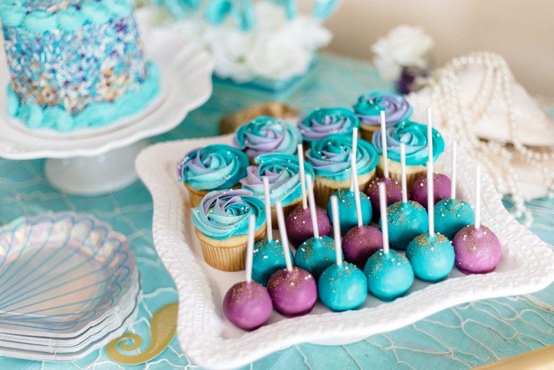 cake pops auch kuchenreste rezept für cake pops weiße teller mit blauen lila cake pops cupcakes