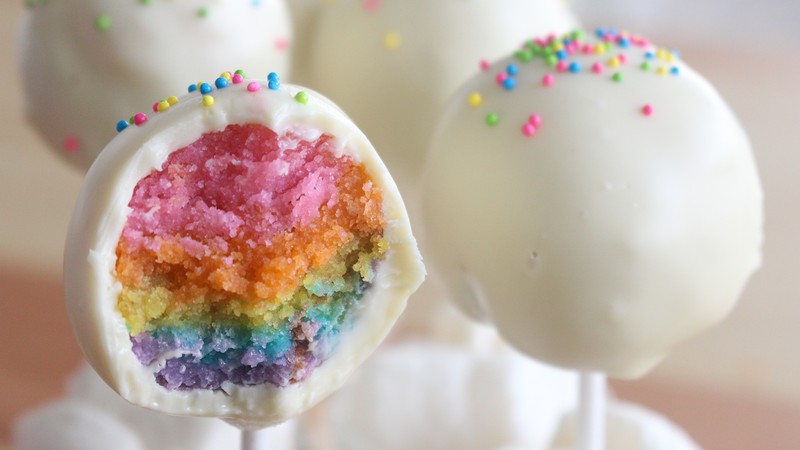 cake pops glasur weiße schokolade cake pops teig pop cake pops mit schokolade und vanille regenbogen teig