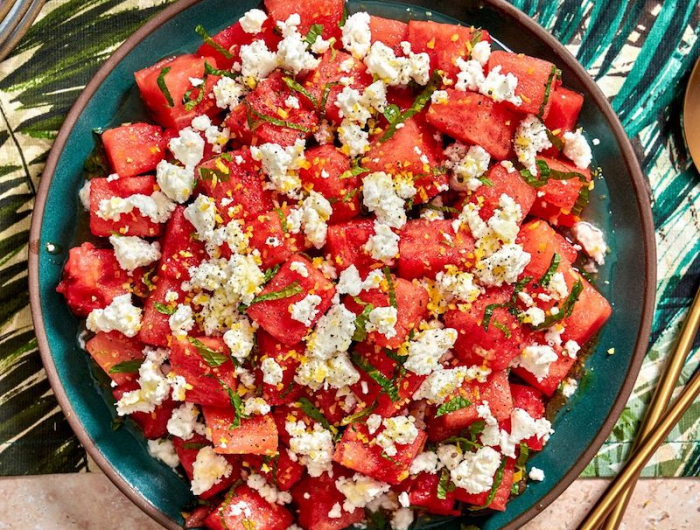 erfrischender salat mit wassermelone und feta käse