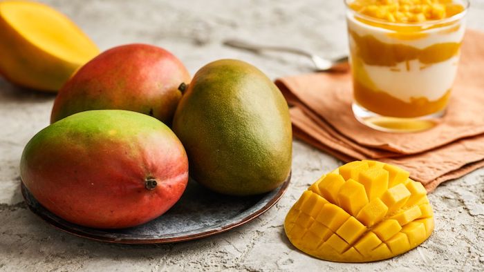 exotischer honig smoothie mit mango frische mango schneiden frozen mango smoothie selber machen drei reife mangos glas mit mango creme