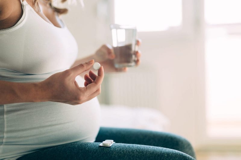 foto von schwangerer frau die eine pille nimmt tipps gegen sodbrennen