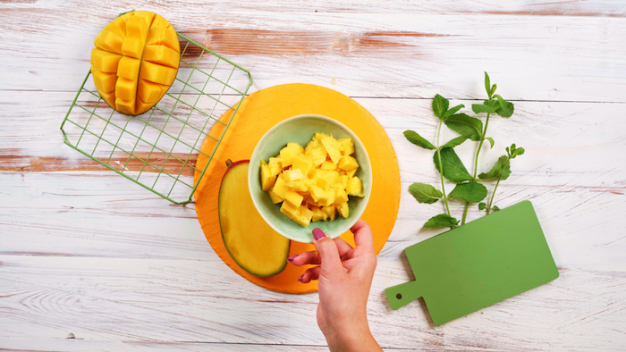 frozen mango smoothie mit bananen und milch selber machen mango smoothie mit eiswürfeln zubereiten milchshake selber machen mango in würfeln schneiden schüssel
