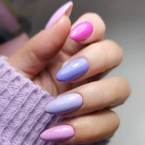 gelnägel farben nägel 2021 sommer ideen gelnägel farben nageldesign sommer 2021 in lila rsa und pink frau mit lila pullover längere nails