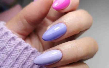 gelnägel farben nägel 2021 sommer ideen gelnägel farben nageldesign sommer 2021 in lila rsa und pink frau mit lila pullover längere nails