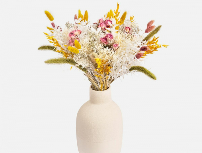 große vase mit trockenblumen
