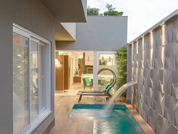 großes haus mit kleinem schwimmbad moderne einrichtung inspiration ideen für poolumrandung zwei chaiselongues