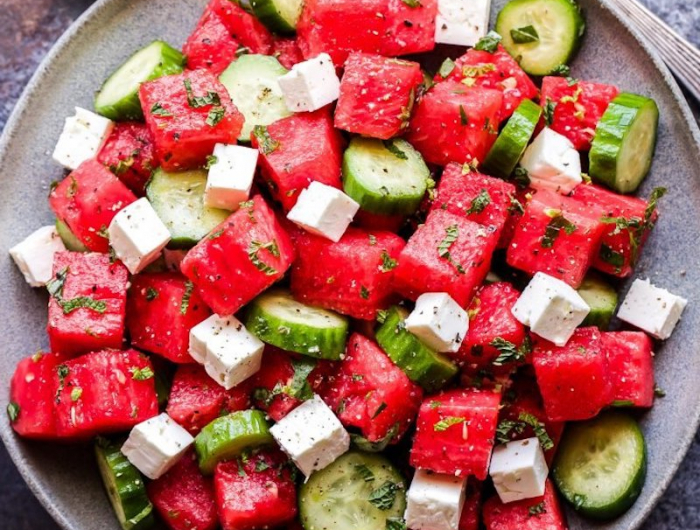gurke kräuter käse salat mit wassermelone zubereiten