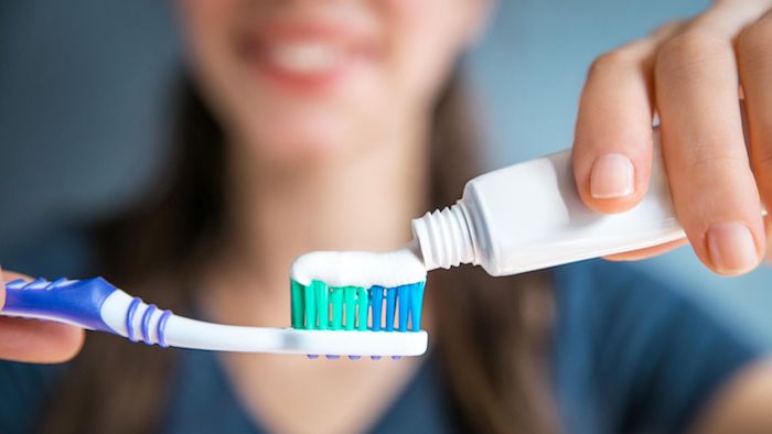 hausmittel gegen zahnfleischentzündung zähne was kann man gegen zahnschmerzen tun zahnschmerzen tabletten zahnfleisch schmerzen zahnpasta ohne fluorid frau