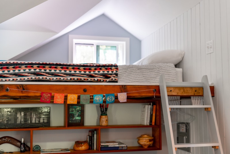 hochbett jugendzimmer hochbett mit treppe wnm group hochbett für kinder aus massivholz deckenschräg