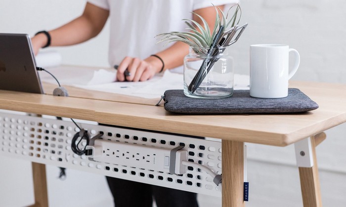 home office ideen schreibtisch einrichten kaufen stehbüro für laptop home office möbel schreibtisch einrichten vase kaffeetasse frau steht am büro