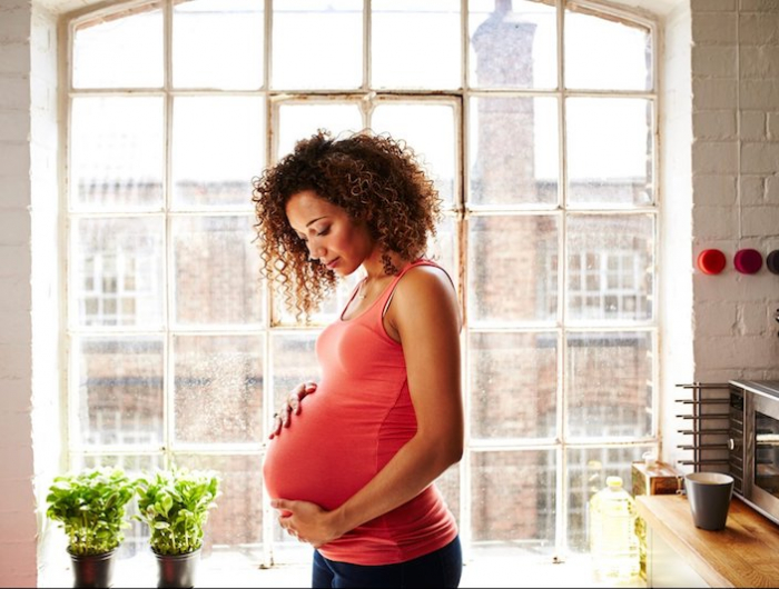 junge schwangere frau sodbrennen in der schwangerschaft was hilft dagegen