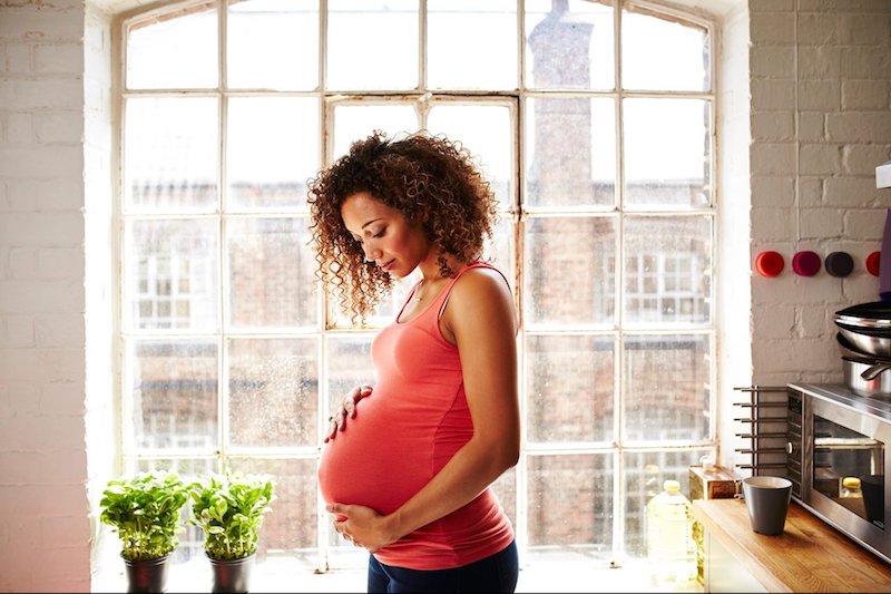 junge schwangere frau sodbrennen in der schwangerschaft was hilft dagegen