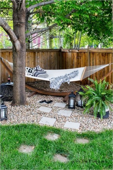 kerzen ein baum im garten ein zaum aus holz gartenecke gestalten ideen kleine steine garten gestalten