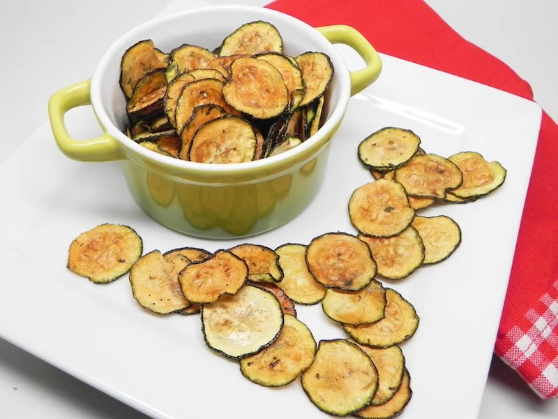 kleiner topf mit chips frittierte zucchini selber machen