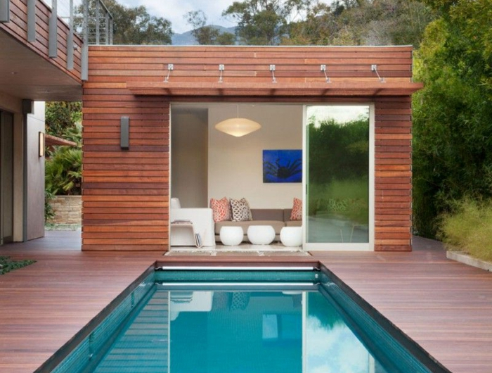 kleines haus mit schwimmbad ideen für poolumrandung poolhaus aus holz luxuriöse außeneinrichtung
