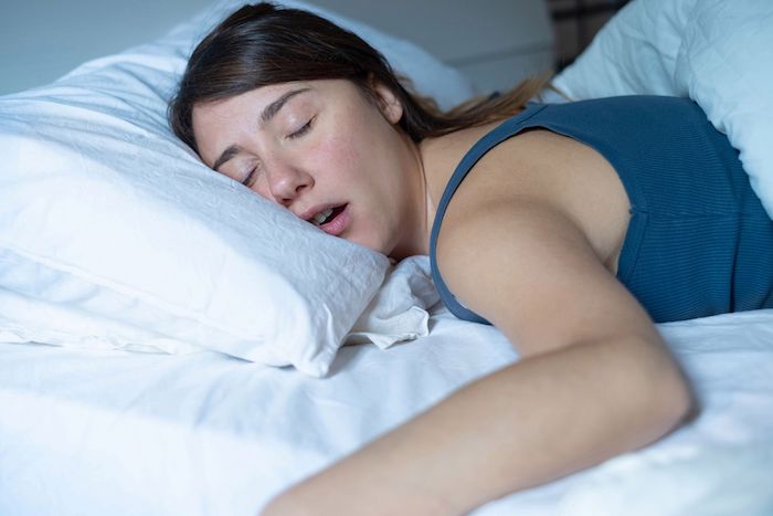 leben mit schlafapnoe frau im blauen top schnarchen stoppen sofort heilmittel selber machen