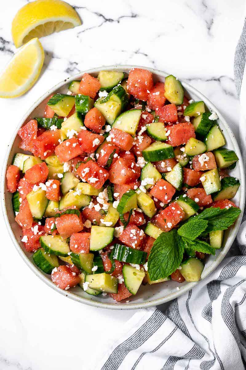 leichten-salat-zubereiten-melonensalat-mit-feta-gurken-und-minze