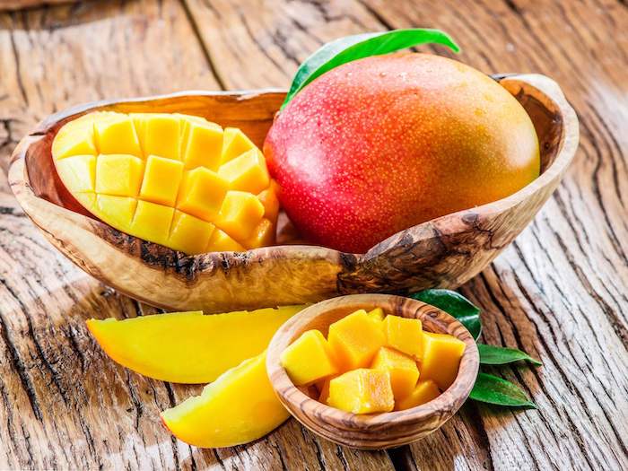 mango smoothie mir milch rezept mango smoothie seleber machen mango smoothie mit eiswürfeln große mango früchte in holzschüssel würfel mango zweite schüssel