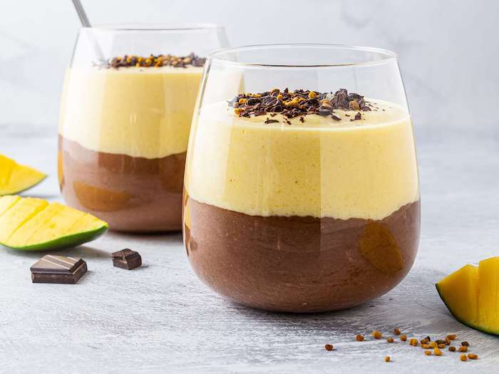 mango smoothie mit bananen und schokolade mango smoothie mit schokolade in gläser zwei schichten milchschokolade