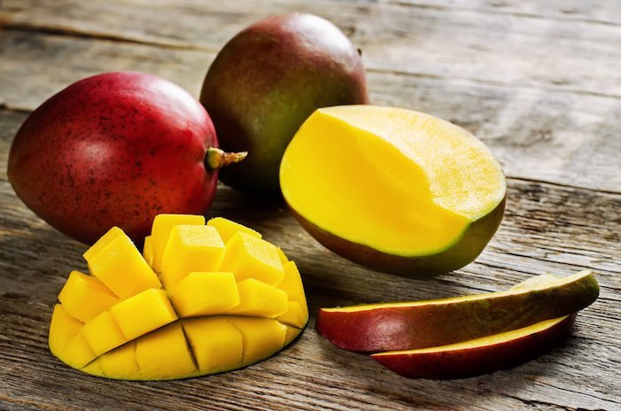 mango smoothie mit eiswürfel mango smoothie rezept milchshake selber machen mit mango und kokosöldrei reife mangos rot eine geschnitten
