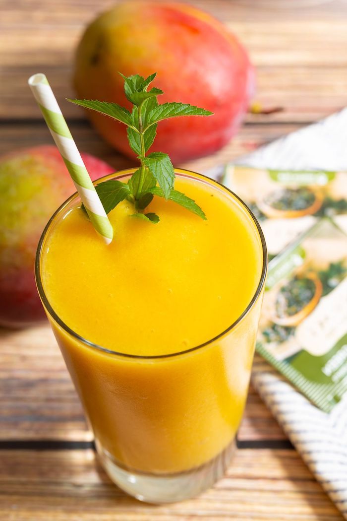 mango smoothie selber machen frozen mango smoothie aus reifen früchten und grüner tee blätter in glas