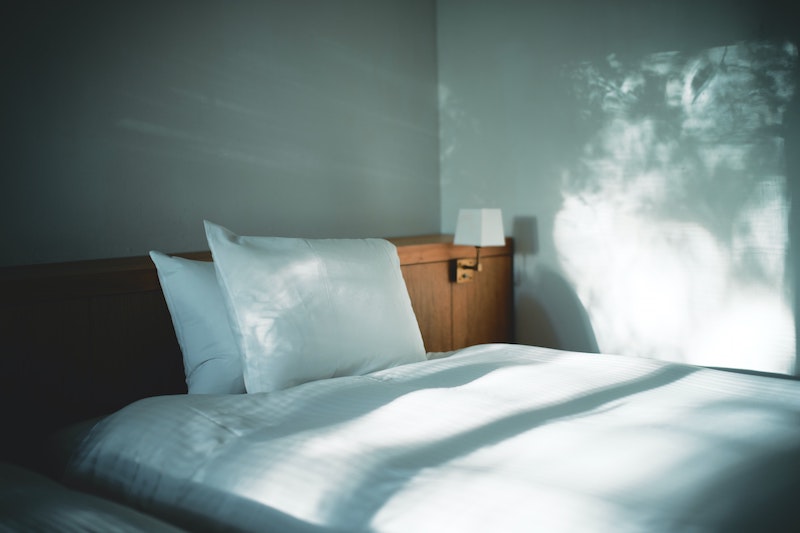 minimalistisches schlafzimmer weiße bettwäsche optimale matratze kaufen