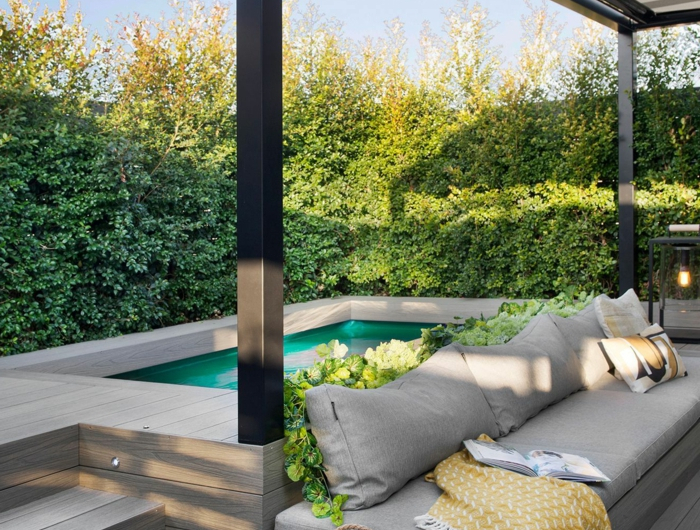 moderne gartengestaltung schöne gartenmöbel grauer sofa pool verkleiden ideen sichtschutz grüne pflanzen