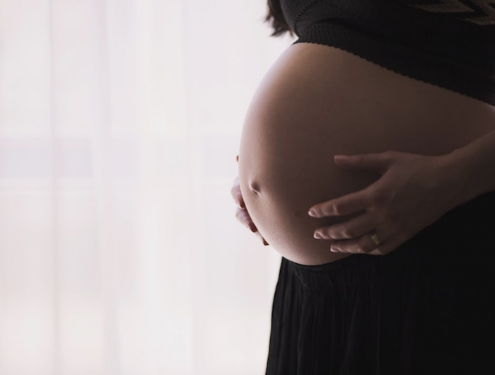 nah aufnahmen schwangere frau sodbrennen in der schwangerschaft