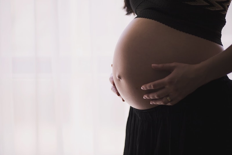 nah aufnahmen schwangere frau sodbrennen in der schwangerschaft