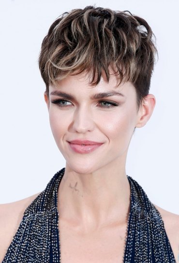 Pixie Cut Locken Kurz