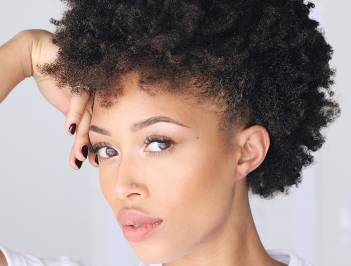 pixie cut mit locken afro haare kurzhaarfrisuren für damen frau mit schwarzen haaren moderne schnitte