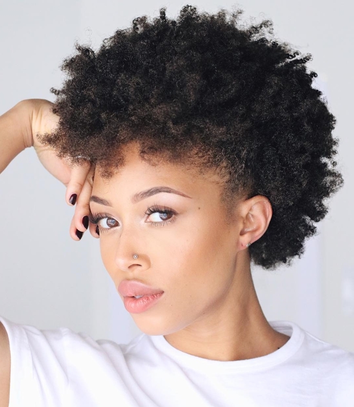 pixie cut mit locken afro haare kurzhaarfrisuren für damen frau mit schwarzen haaren moderne schnitte