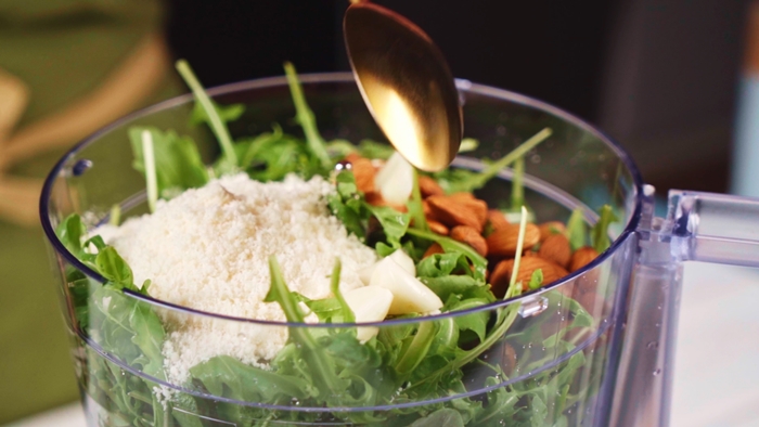 salat mit melone mozzarella und rucola pesto pestosoße zubereiten im standmixer