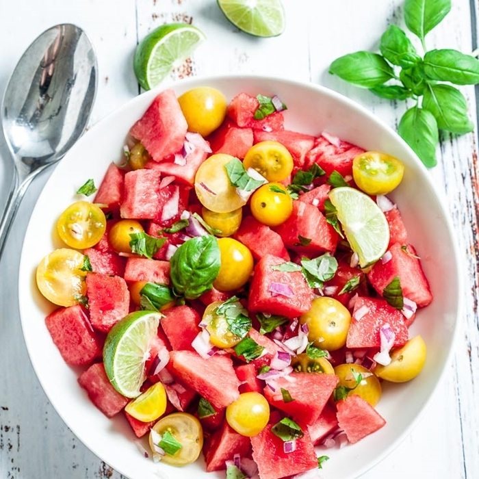 salat mit wassermelone limette basilikum und cherry tomaten leckere rezepte für den sommer