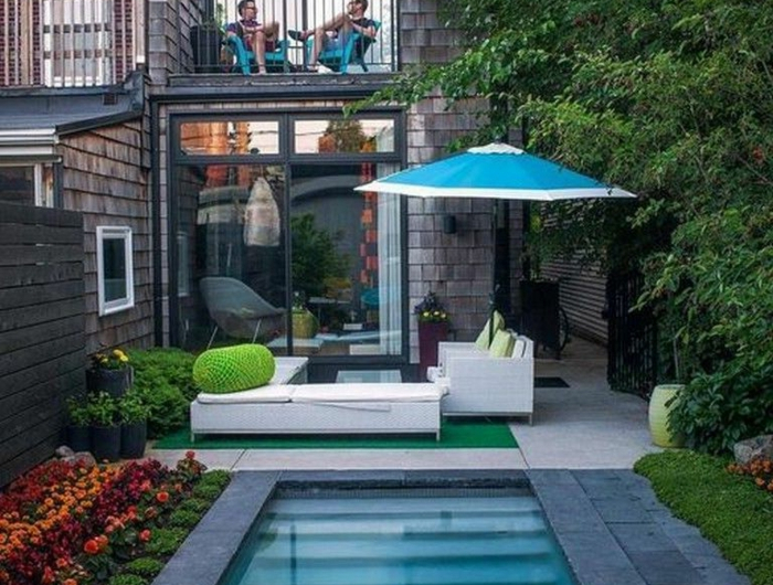 schöne gartenideen kleines haus mit schwimmbad pool gestaltungsideen blauer schirm moderne gartenmöbel zwei personen auf einer terrasse