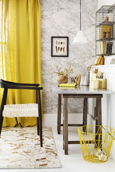 schreibtisch im wohnzimmer kleines büro einrichtenbüro einrichten ideen home office ideen gelbe vorhänge papierkorb metall gelb wandregal