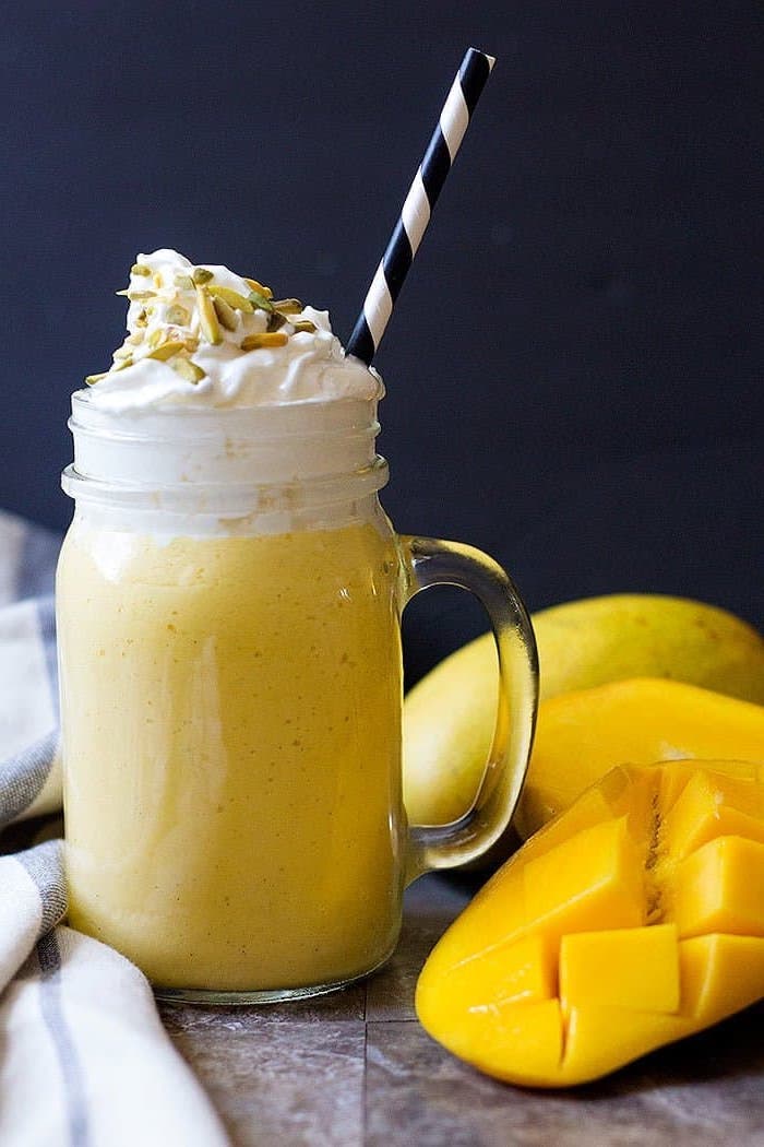 shake mango bananen mango smoothie mit milch kokosmilch rezept milchshake selber machen großes glas milchshake mit schlagsahne mango