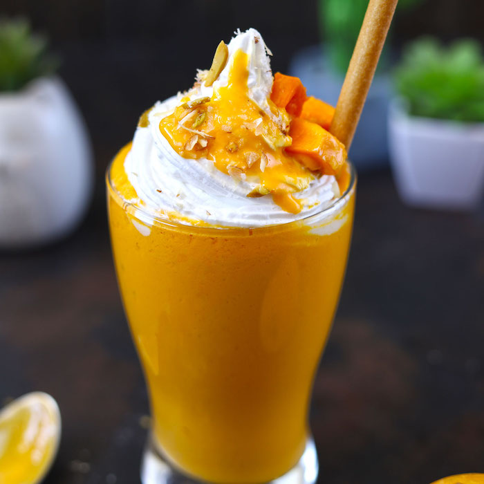 smoothie mit mango milchshake selber machen frozen mango smoothie mit milch exotische mango in glas mit schlagsahne