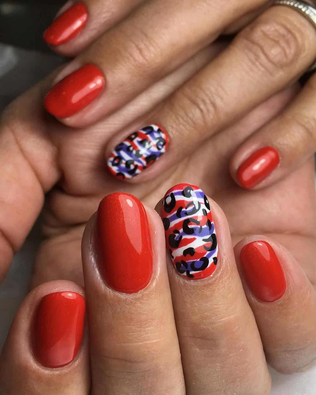 sommer nagellackdesign gelnägel rot nägel ideen sommer 2021 fingernägel design trend nägel sommer 2021 rot und kreative nägel blau rot