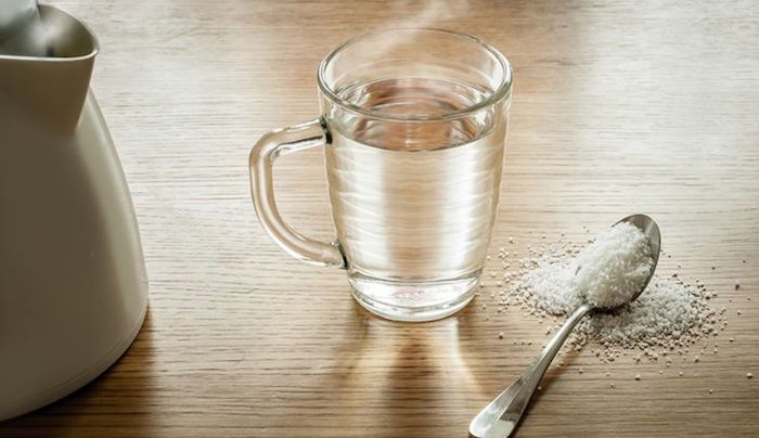 was tun bei zahnschmerzentrigeminus entzündung hausmittel zahnschmerzen selbst heilen salzwasser mundspülung tasse mit wasser teelöffel salz