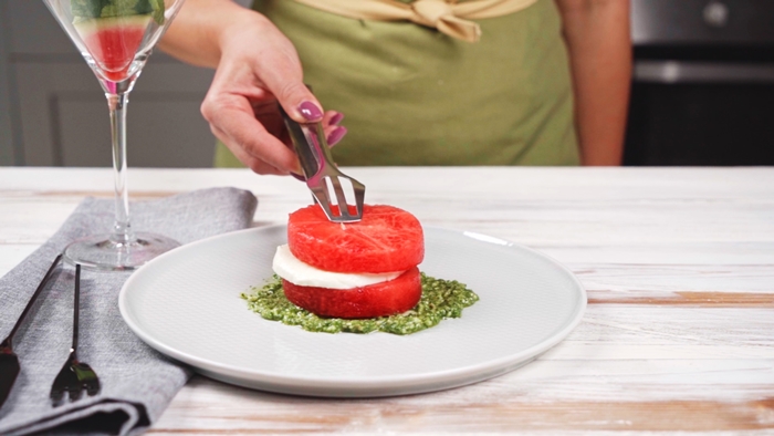 wassermelone rezepte einfacher und schneller salat mit mozzarella und rucola pesto