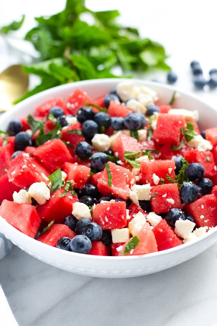 wassermelonensalat mit feta käse und blaubeeren einfache salte für heiße sommertage
