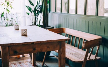 esstisch eiche massiv küchentisch aus dunklem holz rechteckig bank aus holz grüne wände