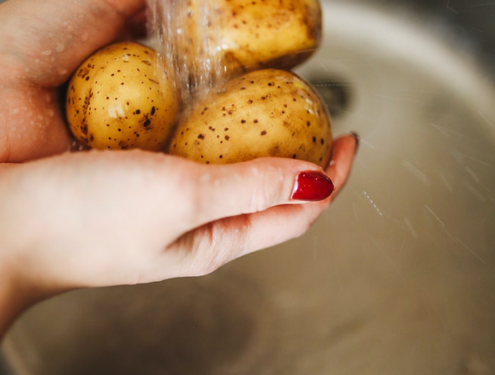 frau wäscht kartoffeln wie kocht man kartoffeln richtig