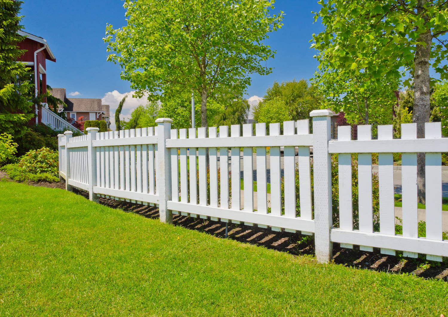 gartenzaun aufstellen vinyl lattenzäune sichtschutz garten ideen selber bauen trennwand garten weidelgras