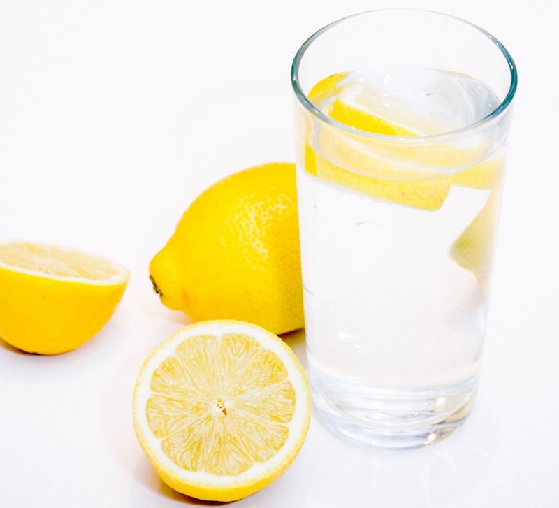 großes glas mit wasser vitamin c zitrone informationen