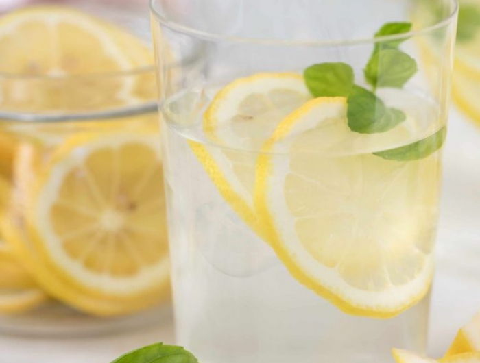 hydratierendes zitronenwasser trinken mit minze gesunde getränke