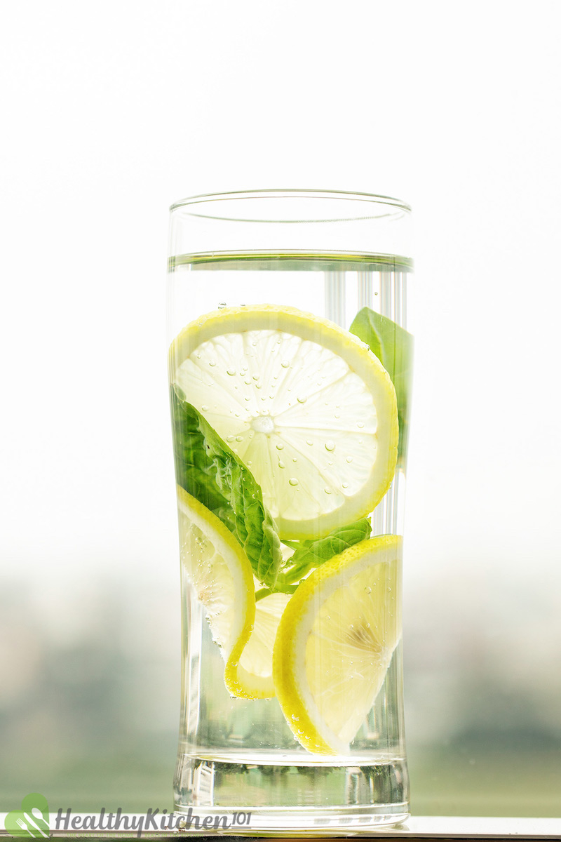 minze-zitronen-wasser-trinken-abnehmen-zitronenwasser-gesund