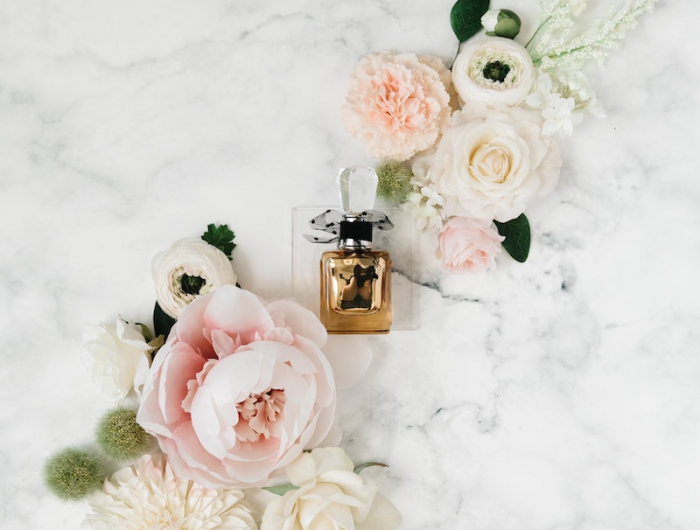 parfum finder parfuemerie becke welche duftnote beim parfum bleibt frische blumen marmortisch kleine parfuemflasche