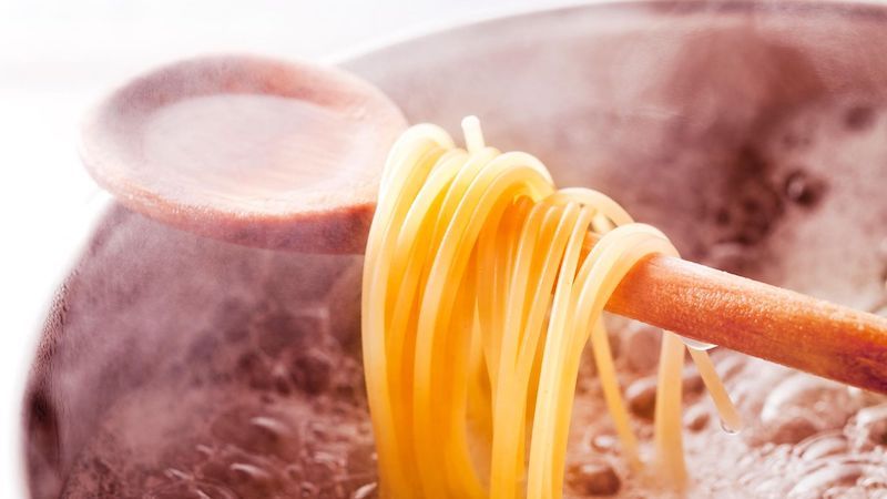 pastasalat italienisch was passt zu nudelsalat pastasalat pesto pasta kochen umrühren holzlöffel